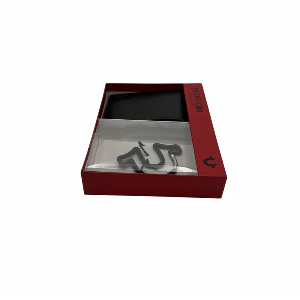 True Religion Genuine Leather Bifold Wallet & Horseshoe Carabiner Gift Set NIB